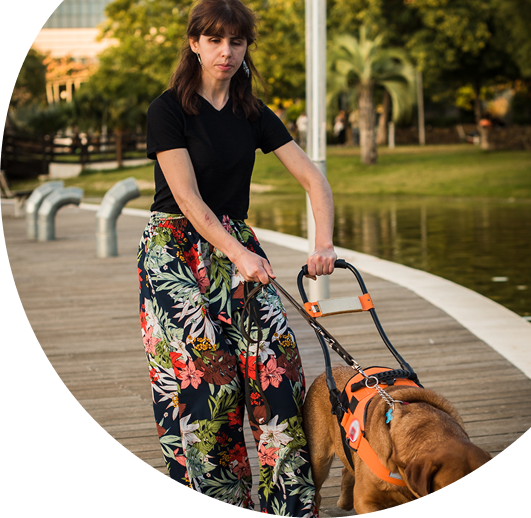 Chica ciega con perro lazarillo