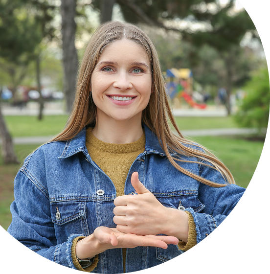 Mujer haciendo lenguaje de señas