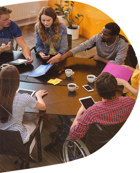 Grupo de personas felices, incluyendo a una persona en silla de ruedas