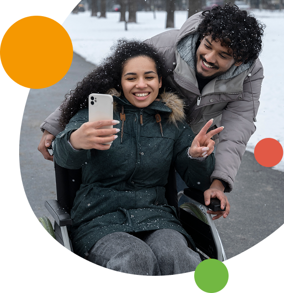 Distintas personas dentro de circulos disfrutando al aire libre