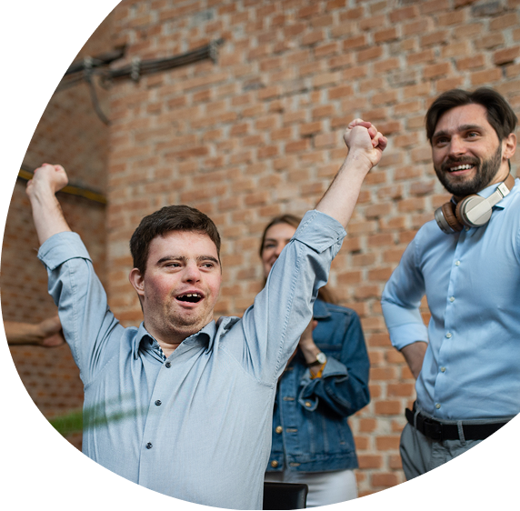 Chico con Sindrome de Down alzando sus brazos