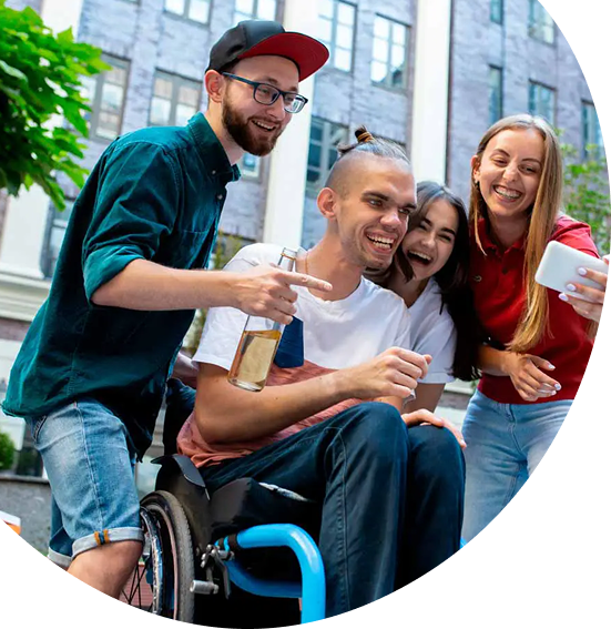 Grupo de personas felices, incluyendo a una persona en silla de ruedas